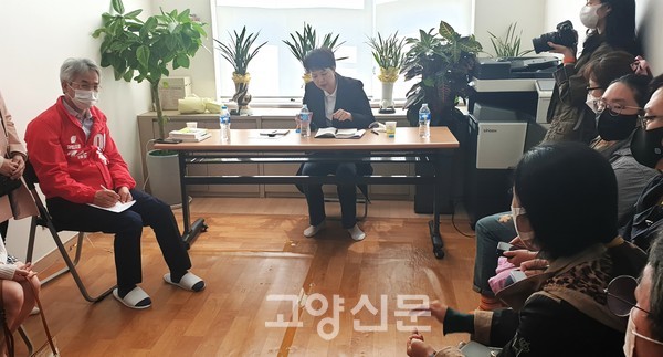 ▲ 국민의힘 김은혜 경기지사 후보가 1일 이동환 고양시장 후보 사무실을 찾아 고양시 현안을 함께 논의했다. 