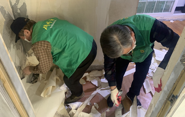 집수리를 하고 있는 고양시새마을회 봉사자들.