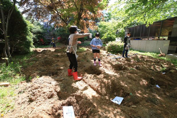 아이들도 나무심기에 일손을 도우고 직접 참여했다. 뽑기를 통해 정해진 번호표를 넣고 있는 어린이.