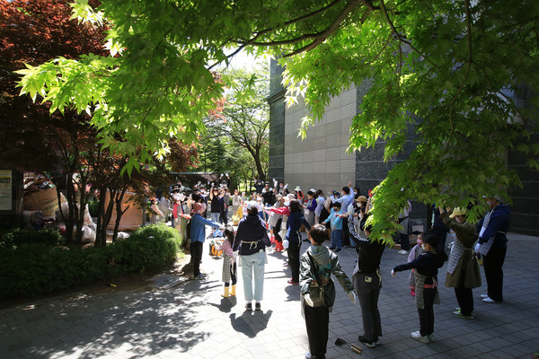 나무를 심기 전, 안전을 위해 국민체조를 진행하고 있는 주민들