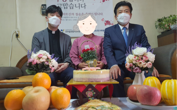 지역의 어려운 어르신을 위해 잔치상을 차리고 선물을 전달한 일산종합사회복지관과 일산새마을금고