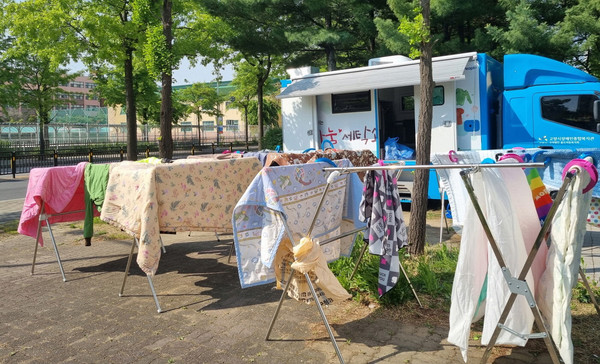 찾아가는 빨래방을 운영한 주엽2동 지역사회보장협의체가 가지런히 이불을 널었다.