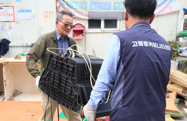 조명휘 회장이 어려운 환경에 처해있는 취약계층을 찾아가 주민들과 함께 청소를 하고 있다.