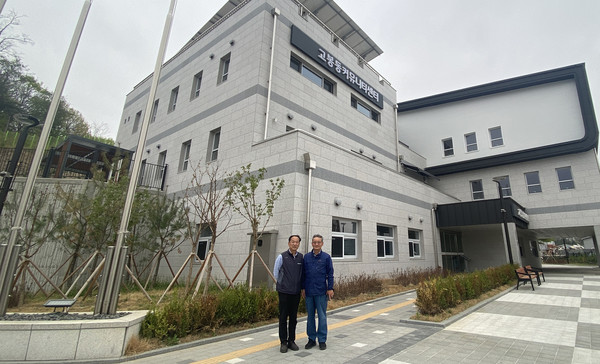  김재욱 고봉동 커뮤니티센터 관장(왼쪽)과 조명휘 고봉동 주민자치회장(오른쪽), 서로간의 화합은 지역사회를 위한 긍정의 에너지를 퍼뜨리고 있다.