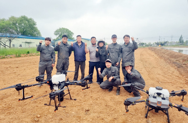 볍씨직파에 고양시 4H, 청춘드론,  포천시 4H 회원들이 함께 했다. 