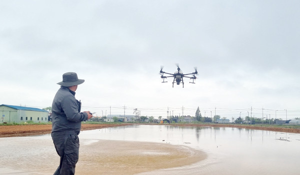 드론직파 시연을 하고 있는 드론청년 관계자.