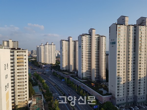 ▲ 일산 중앙로에서 바라본 호수마을과 강촌마을 아파트단지.