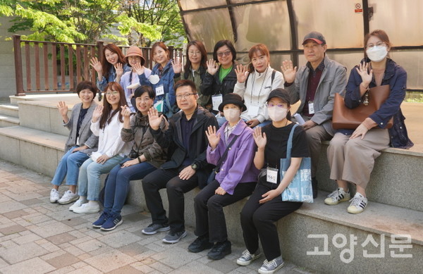 일산도서관 아카이빙 시민단 참가자들. 앞줄 가운데는 2강 '일산원도심 나들이'를 진행한 이성한 도보여행가.