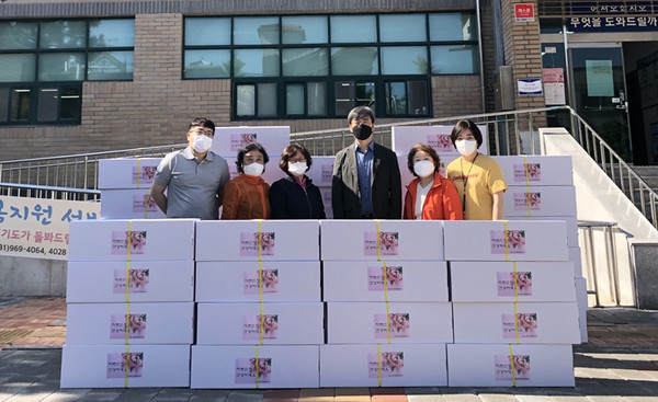 지역내 독거노인을 위한 건강기원 식재료를 전달한 행신2동 새마을부녀회와 관계자들.