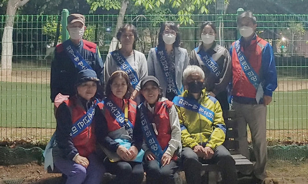 화정1동이 공원과 학교 주변을 순찰과 자율방범활동을 진행하고 있다.