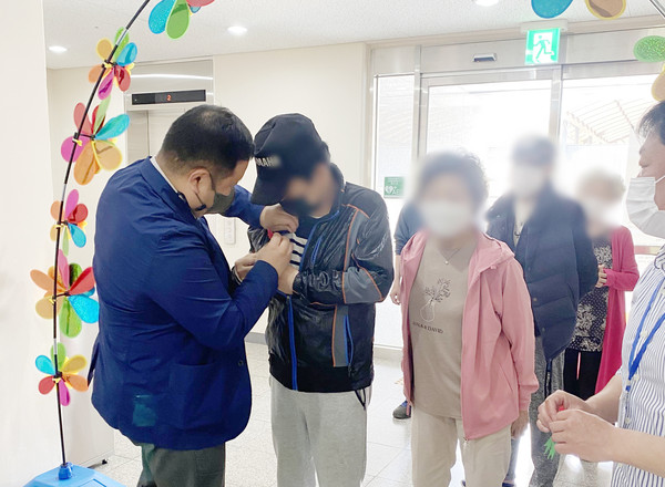 향동종합사회복지관이 지역의 어르신들을 위해 어버이날 행사 