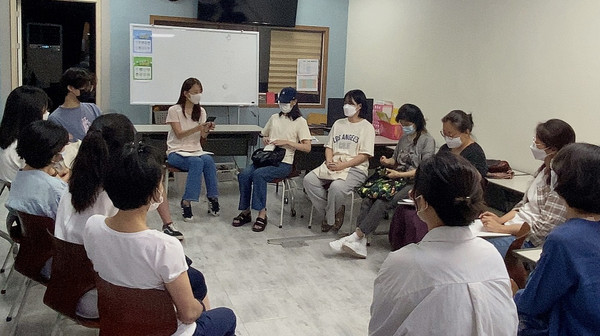 '일산 도큐먼트:계획 위에 흐르는 삶'을 준비하기 위한 모임을 가진 지역주민 작가들.