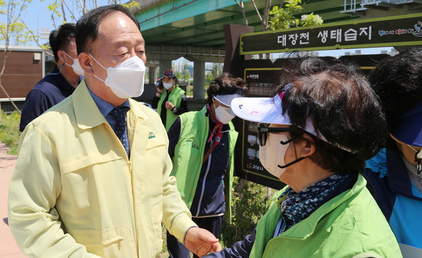 장순복 조합장(왼쪽)이 윤화순 고향주모 회장과 환경정화 활동 캠페인에 대해 이야기를 나누고 있다.