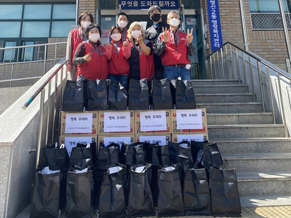 행신2동 지역사회보장협의체가 지역 내 소외계층 을 방문해 어버이날 기념 사랑의 도시락을 전달했다. 