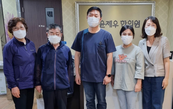 화정1동 지역사회보장협의체가 ‘윤제우한의원’과 연계해 어르신들에게 의료상담과 물리치료 등을 무료로 지원하는 사업을 진행한다.