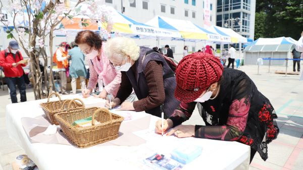 소원카드를 쓰는 어르신들.