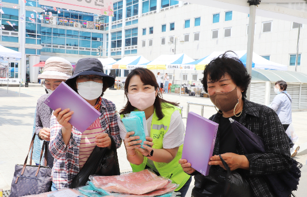 바자회에거 물건을 구입하고 복지관 직원과 기념촬영을 한 어르신들.