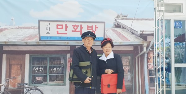 어르신들이 추억의 학창시절 포토존에서 옛 기억을 떠올리며 사진을 찍고 있다.