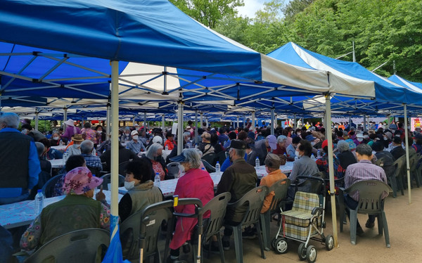 어버이날을 맞이해 고양동새마을부녀회 주관으로 고양동 근린공원에서는고양동 경로잔치가 개최됐다.
