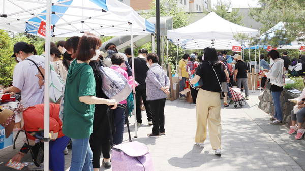 덕양행신종합사회복지관이 ‘이마트 일산점· 화정점과 함께하는 행복나눔바자회’를 가졌다. 