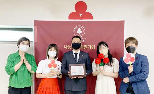 경기북부 사랑의열매 사회복지공동모금회가 경기북부 사랑의열매 대회의실에서 독서동호회 ‘하리’의 나눔리더스클럽 가입식을 진행했다. 