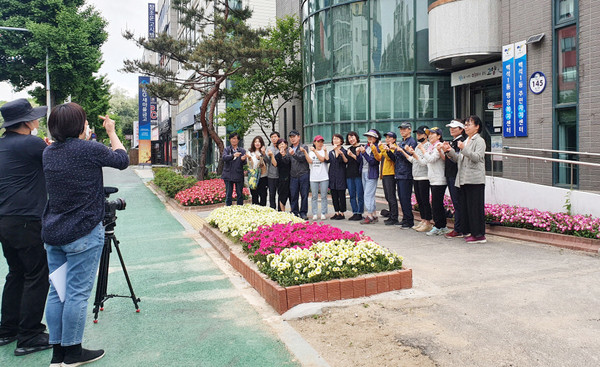 백석1동 주민자치회가 첫 주민총회 준비를 위해 영상을 촬영하고 있다.