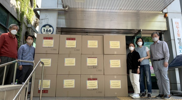 효꾸러미를 전달하면서 어르신들의 안부도 확인한 마두1동 지역사회보장협의체.