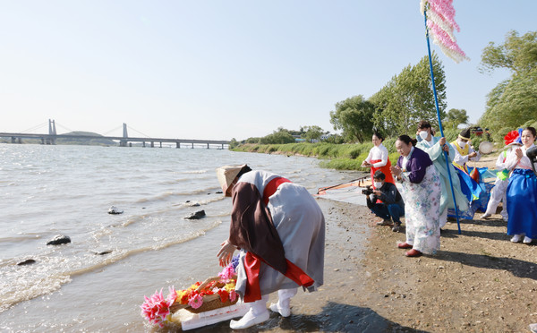 행주나루 강풍어제에서 고양시민의 평안을 기원하는 김용희 고양행주나루강풍어제보존회장.