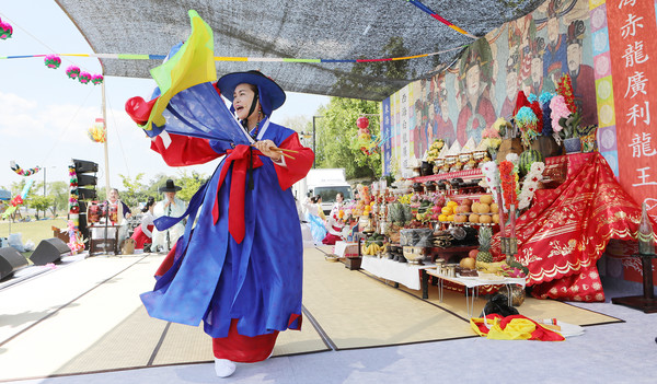 지정자 최영장군 위령굿 보존회장이 굿거리를 하고 있다.