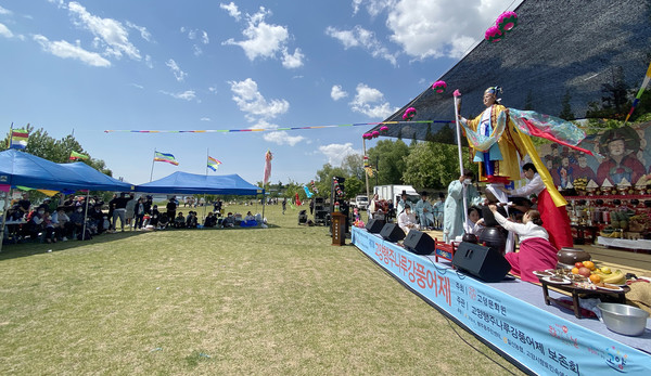 권오숙 고양행주나루 강풍어제 전수자가 용신맞이를 하고 있다.