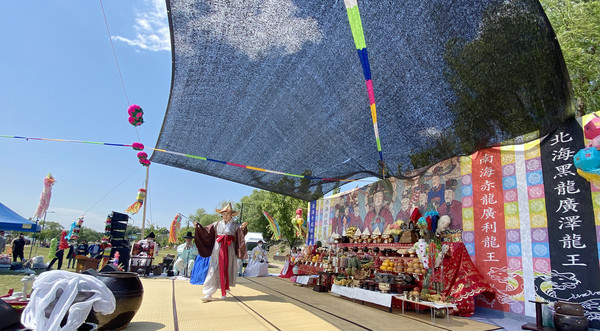 거북놀이를 하고 있는 정지선 고양소놀이 보존회장