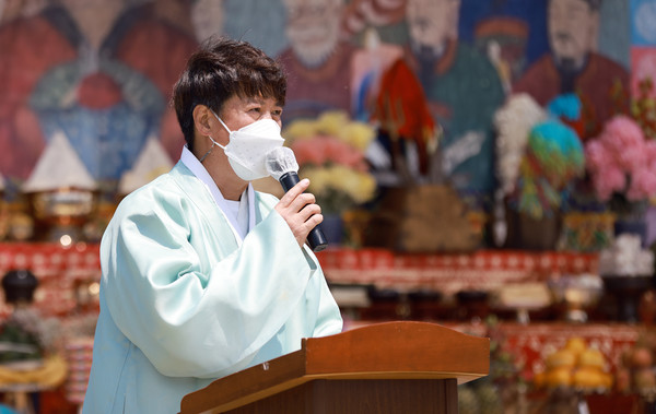 고양행주나루 강풍어제 지도 연출인 최장규 감독이 인사말을 전하고 있다.