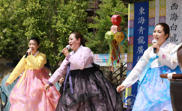 강풍어제 전수자들이 공연을 펼치고 있다.