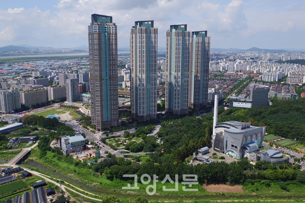 ▲ 고양시 백석동 요진와이시티. 쓰레기소각장(사진 오른쪽 하단) 인근에 초고층 주거용 건물을 지을 수 있도록 한 것과 관련해 이재준-이동환 고양시장 후보가 진실공방을 펼치고 있다. [사진=고양도시관리공사]