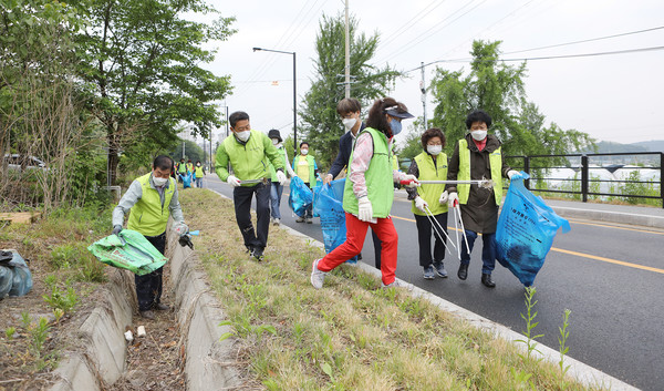 신도농협 김한모 조합장(왼쪽)과 오영석 농협 고양시지부장, 고향주모가 마을 구석구석의 쓰레기를 주웠다.
