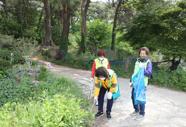 신도농협 고향주모 회원들이 쓰레기를 주우며 담소를 나눴다.