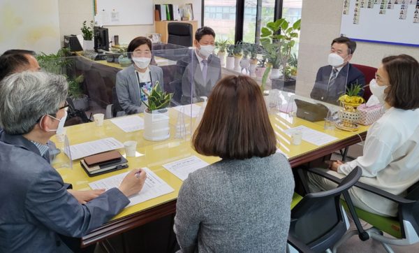 고양시 여성복지국장실에서 환담을 나누고 있는 고양시약사회와 고양시 여성복지국 관계자들.