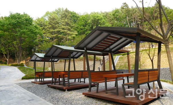 오두막집 형태의 피크닉테이블.