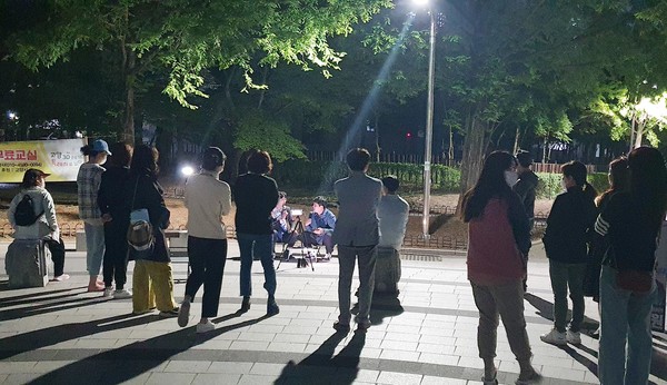 주엽동의 한 공원에서 시민들이 지켜보는 가운데  '거리 버스킹'을 하고 있는 최성원 후보.