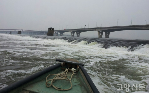 ▲ 민간인들의 보트 전복사고가 빈번히 발생하는 신곡수중보 모습. 행주어민들은 이곳에서 매년 많은 인명을 구조해 왔다.