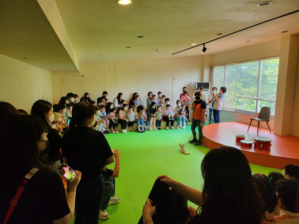 쥬쥬동물원 생태체험교육에 참여하고 있는 어린이 관람객들.