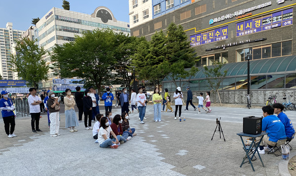 주엽동 정책버스킹에 시민들과 소통하며 이야기를 나누는 최성원 후보.