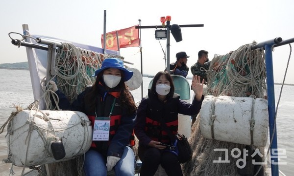 '평화의 배'를 타고 함께 탐사를 진행한 분들. [사진제공=에코코리아]