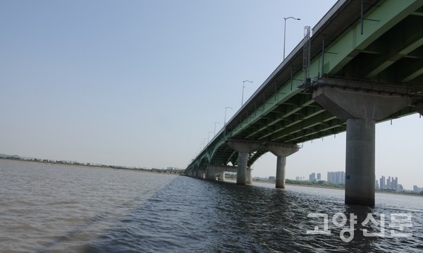 배가 일산대교 아래를 통과하는 순간. [사진제공=에코코리아]