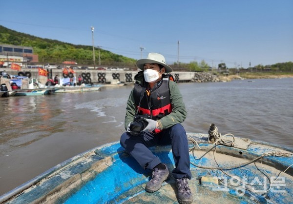뱃머리에 않은 필자. 김포시청 공무원이 사진을 찍어줬다. [사진제공=에코코리아]