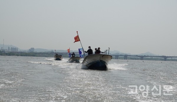 한강하구를 거슬러 오르는 '평화의 배' 탐사팀. [사진제공=에코코리아]