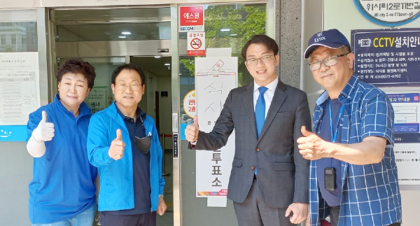 (사진 왼쪽부터) 구성자 대표, 천광필 전 고양시 기조실장, 권용재 후보, 조충철 본부장이 식사동 행정복지센터에서 사전투표를 한 후 기념촬영을 하고 있다. [사진 = 권용재 후보 캠프]