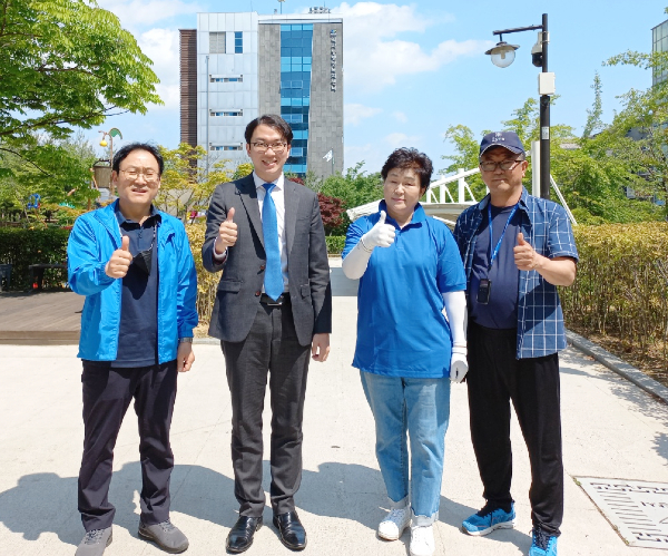 (사진 왼쪽부터) 천광필 전 고양시 기조실장, 권용재 후보, 구성자 대표,  조충철 본부장이 식사중앙공원에서 기념촬영을 했다. [사진 = 권용재 후보 캠프]