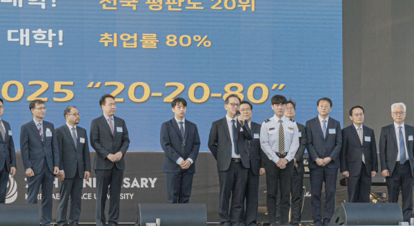 한국항공대 개교 70주년 기념식에서 허희영 총장이 보직교수와 학생들과 함께 대학의 새로운 비전인 ‘VISION 2025’를 선포하고 있다.