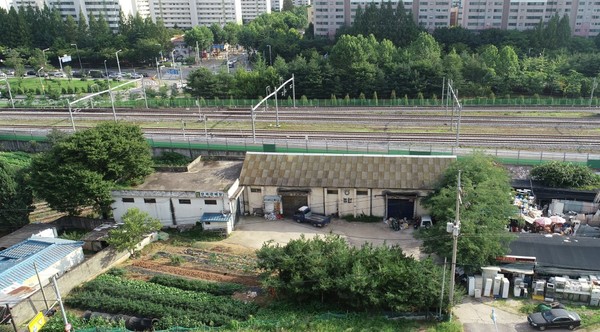 일산서구 일산동 655-209번지에 조성되는 ‘복합문화예술창작소’는 지역 인근의 문화공간 부족을 보완하기 위해 일산농협창고를 개조해 예술공연장, 공유주방, 마을가페를 갖춘 시설이다.  사진은 6월 착공을 앞둔 일산농협창고. 